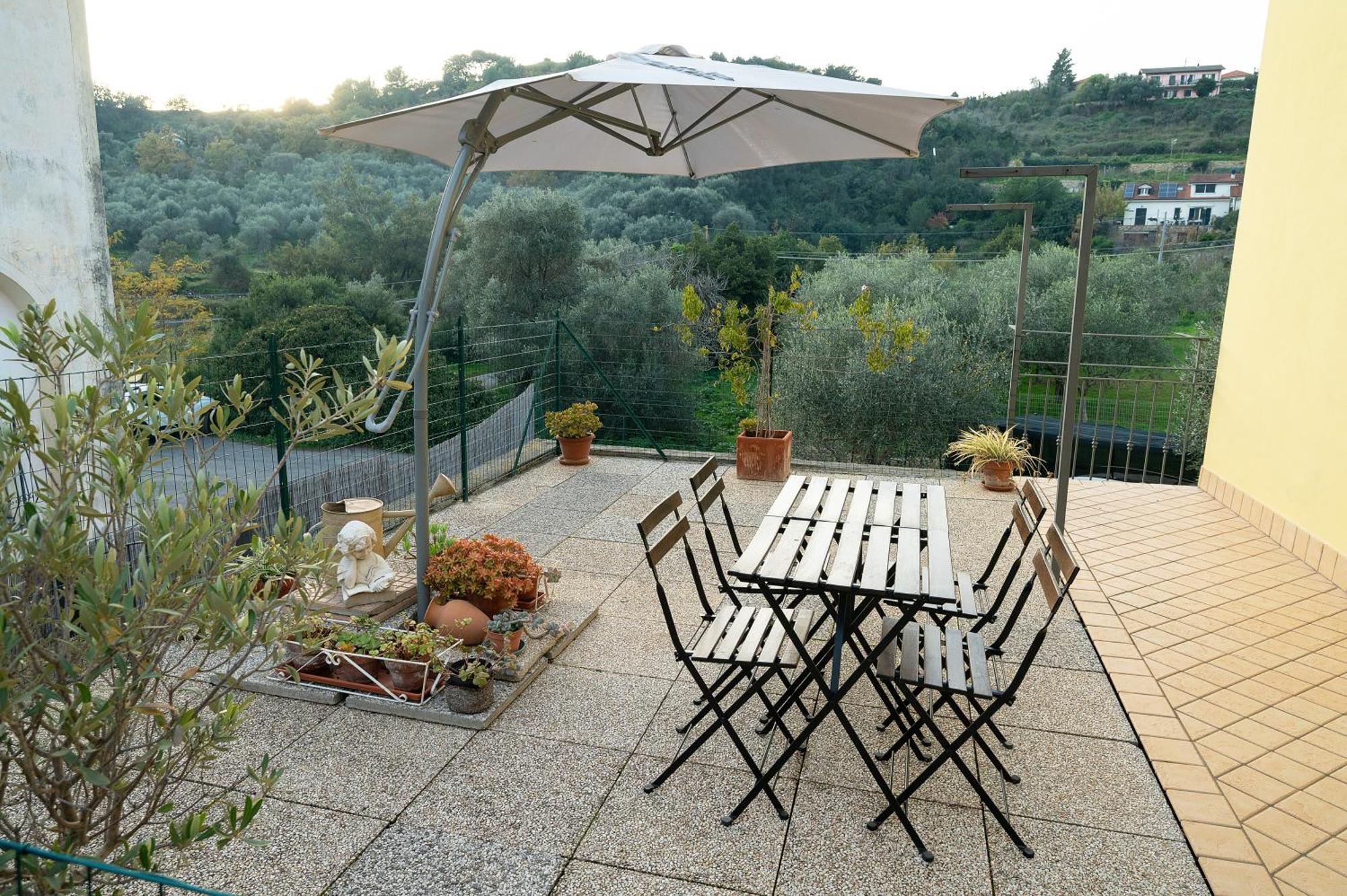 Ulivi - Comodita E Tranquillita Con Patio E Parcheggio إمبيريا المظهر الخارجي الصورة